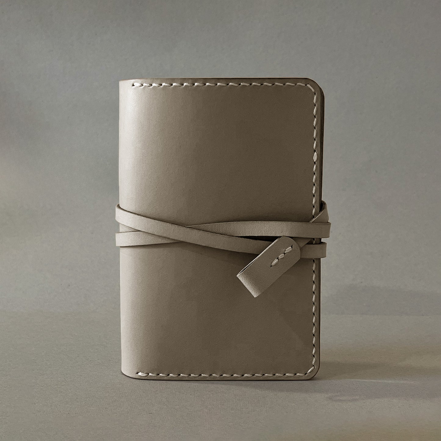 艾曼紐 皮革護照夾 橡木白 / 岩灰色