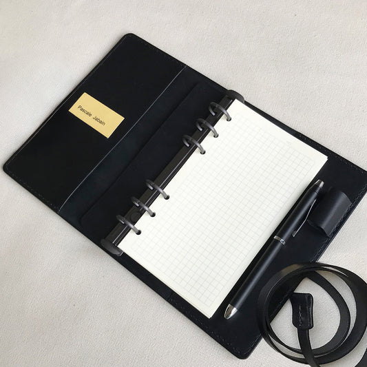 艾曼紐 A6 皮革六孔活頁筆記本封套 石墨黑