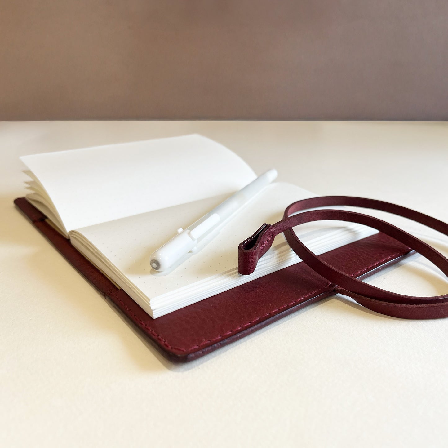 艾曼紐 A6 皮革筆記本封套 酒紅色