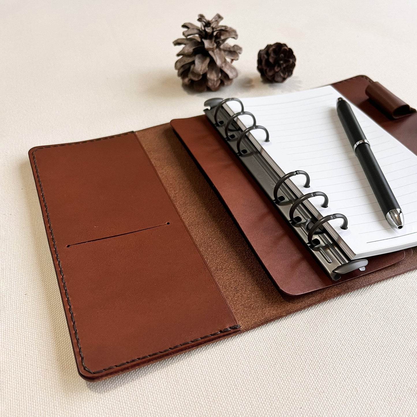 Accademia A6 皮革六孔活頁筆記本封套 秋栗色