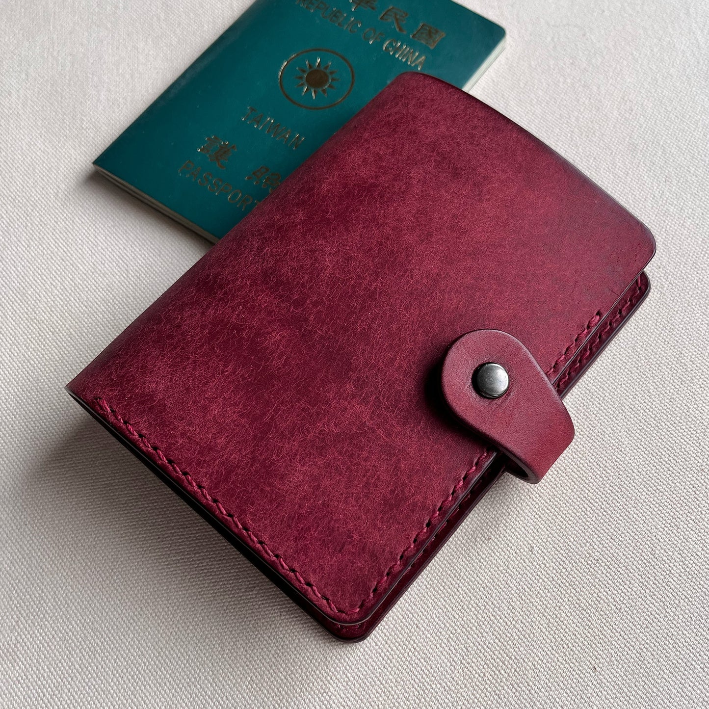 Accademia 皮革護照夾 古典紅絲絨
