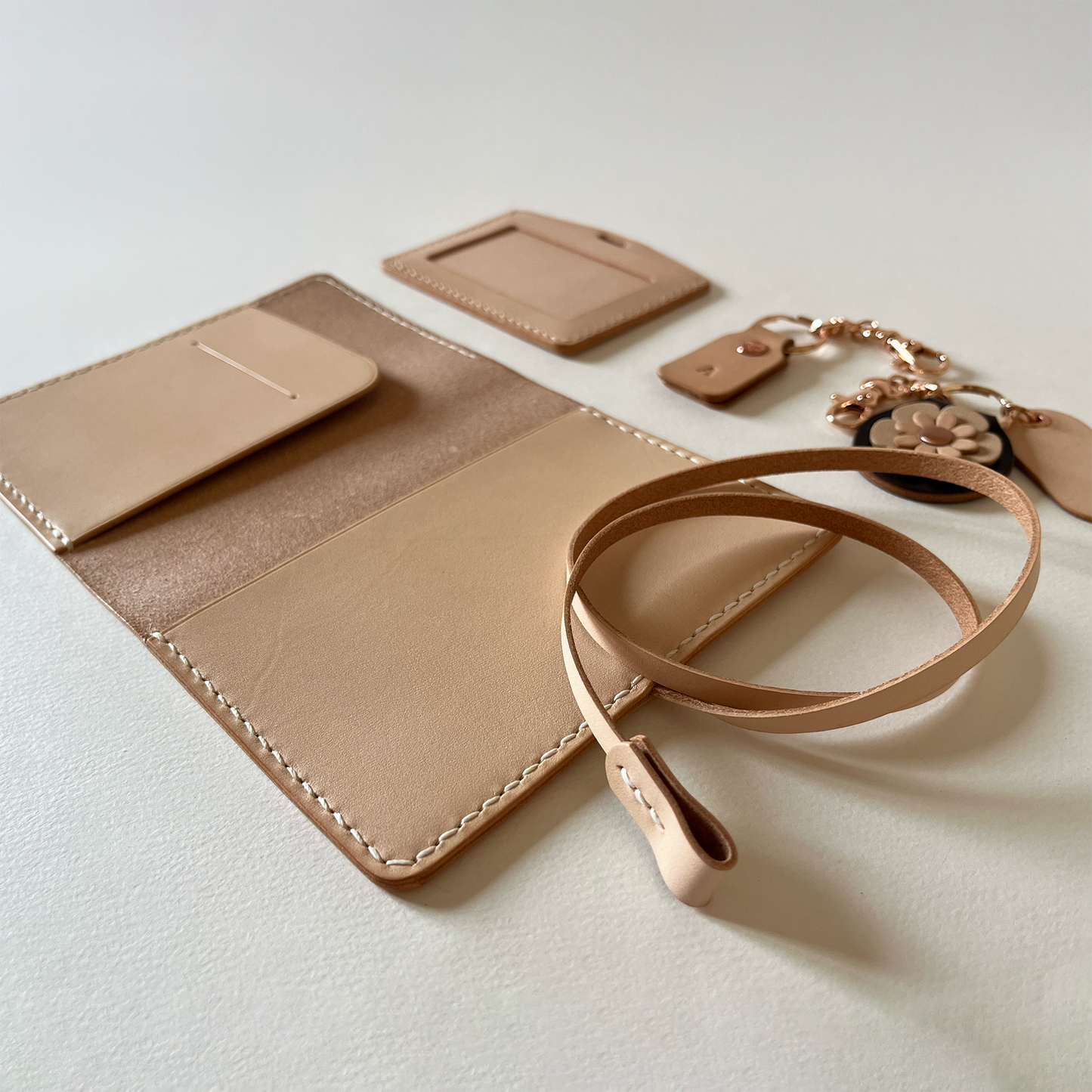 艾曼紐 皮革護照夾 橡木白 / 岩灰色