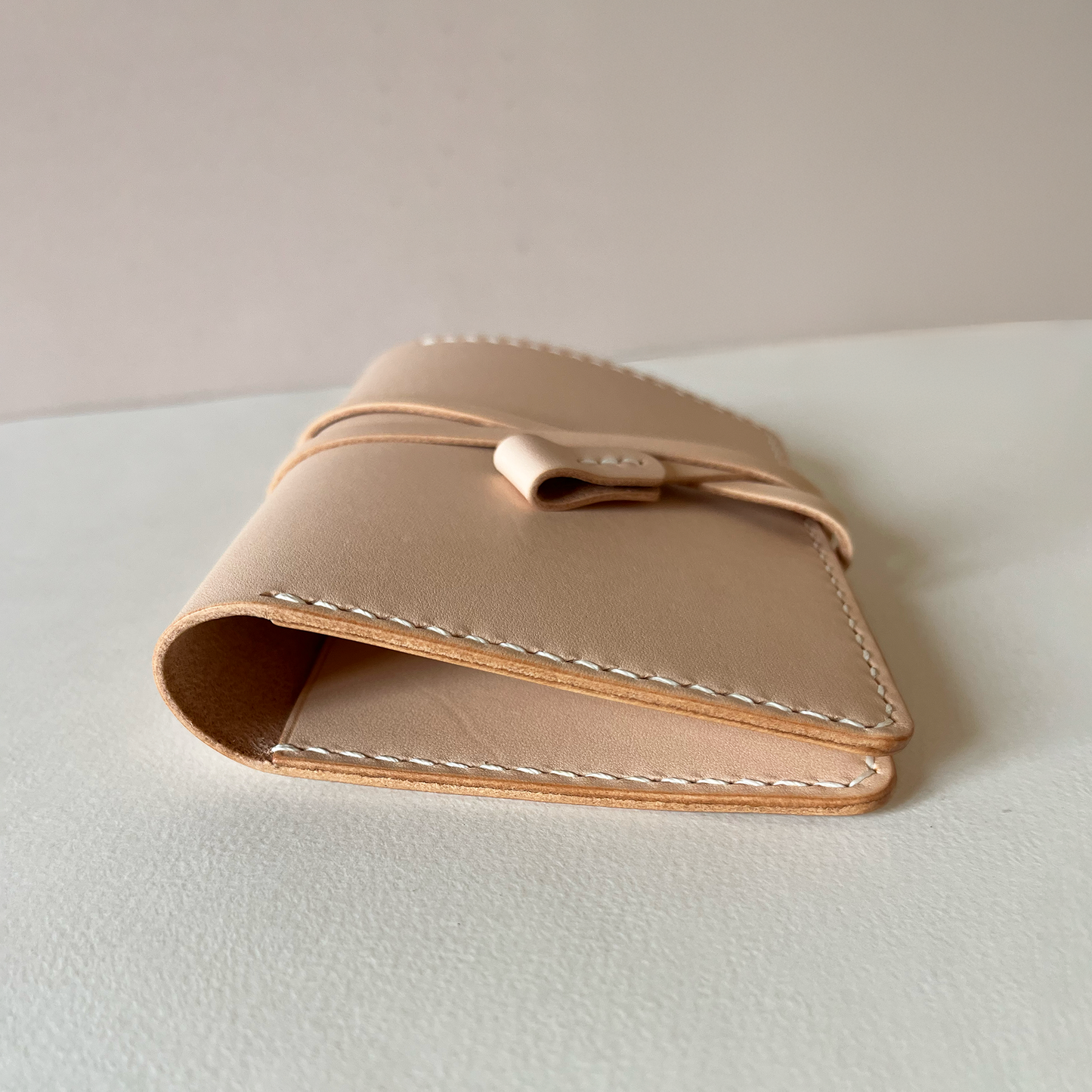 艾曼紐 皮革護照夾 橡木白 / 岩灰色