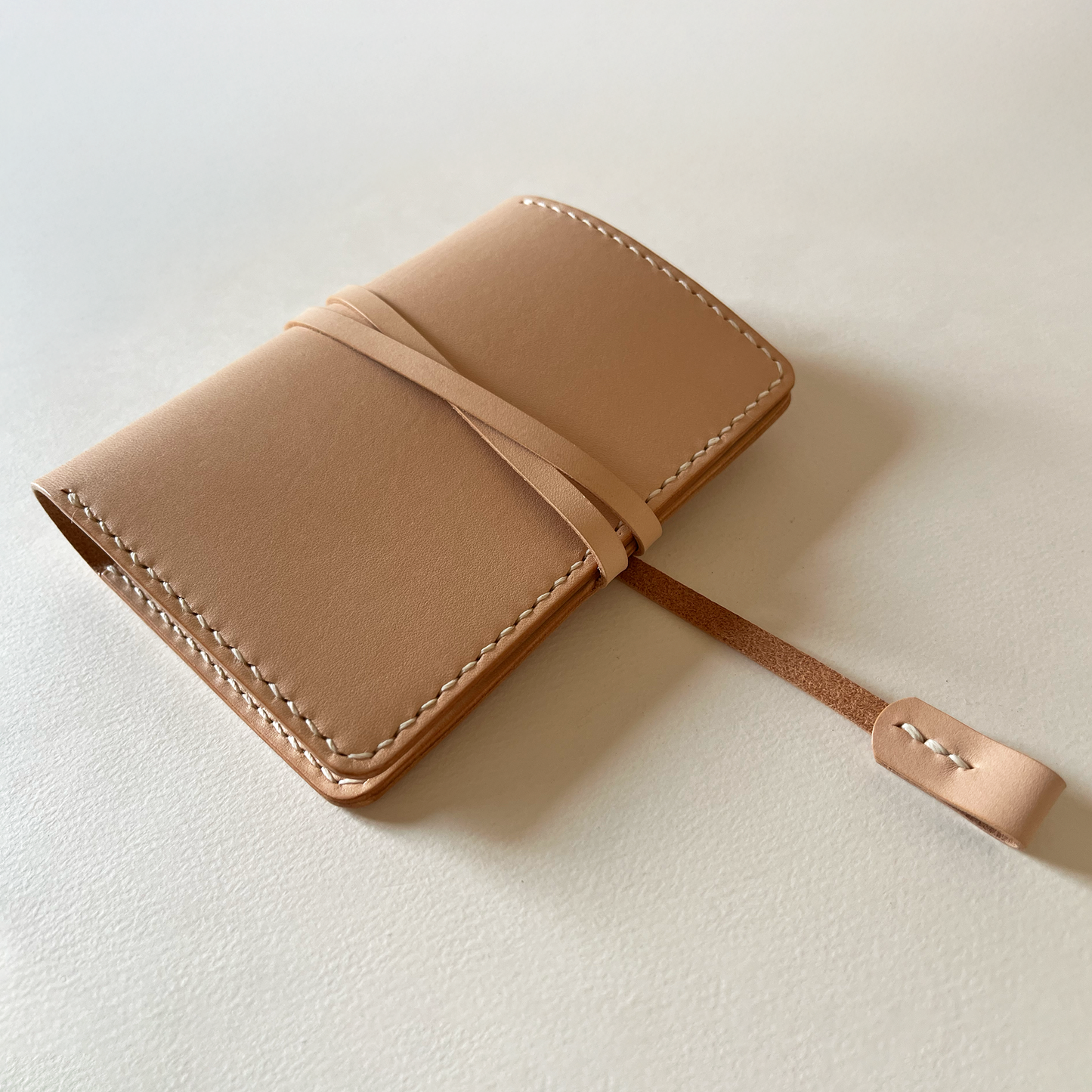 艾曼紐 皮革護照夾 橡木白 / 岩灰色