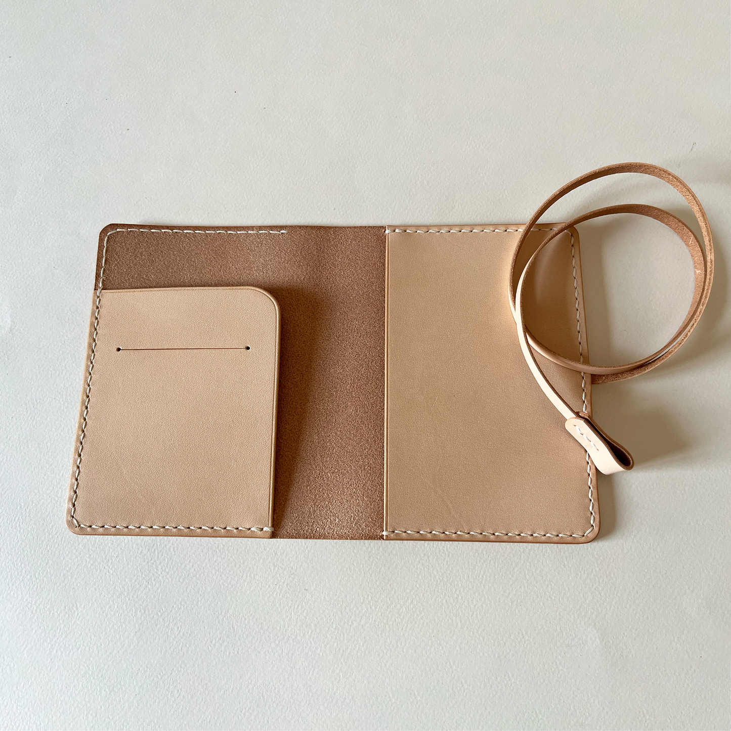 艾曼紐 皮革護照夾 橡木白 / 岩灰色