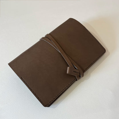 艾曼紐 A6 皮革六孔活頁筆記本封套 橄欖油綠/灰陶色