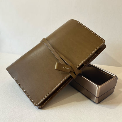 艾曼紐 A6 皮革六孔活頁筆記本封套 橄欖油綠/灰陶色