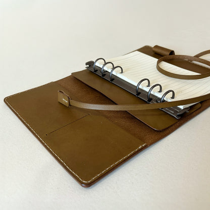 艾曼紐 A6 皮革六孔活頁筆記本封套 橄欖油綠/灰陶色