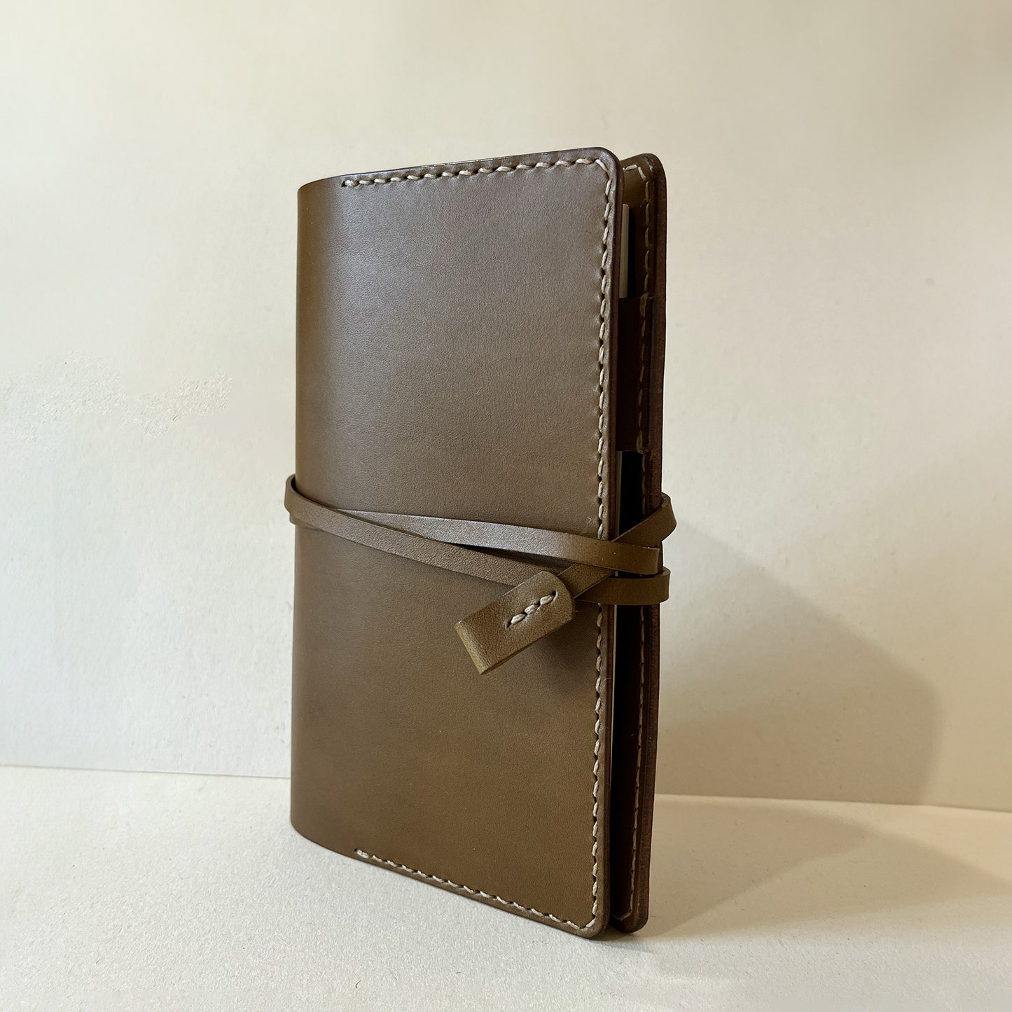 艾曼紐 A6 皮革六孔活頁筆記本封套 橄欖油綠/灰陶色