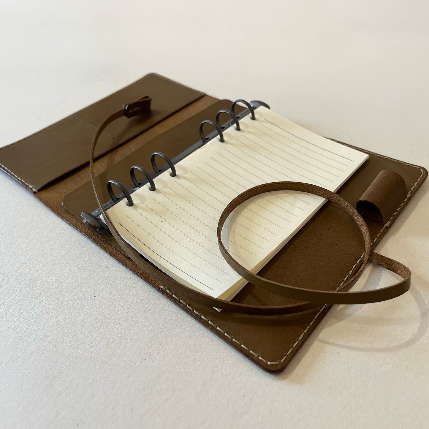 艾曼紐 A6 皮革六孔活頁筆記本封套 橄欖油綠/灰陶色