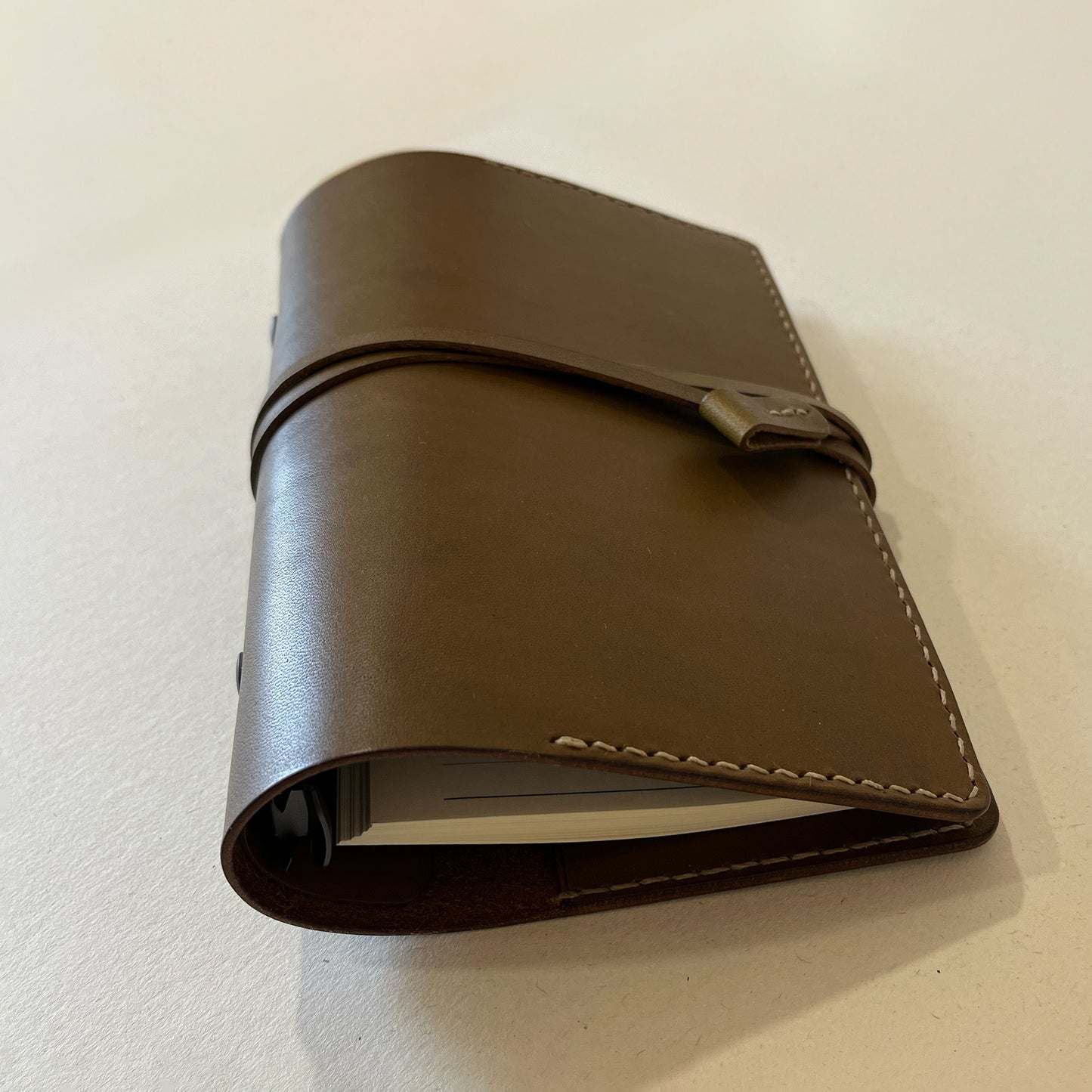 艾曼紐 A6 皮革六孔活頁筆記本封套 橄欖油綠/灰陶色