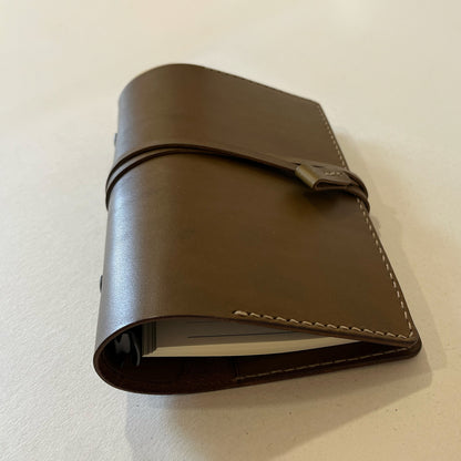 艾曼紐 A6 皮革六孔活頁筆記本封套 橄欖油綠/灰陶色