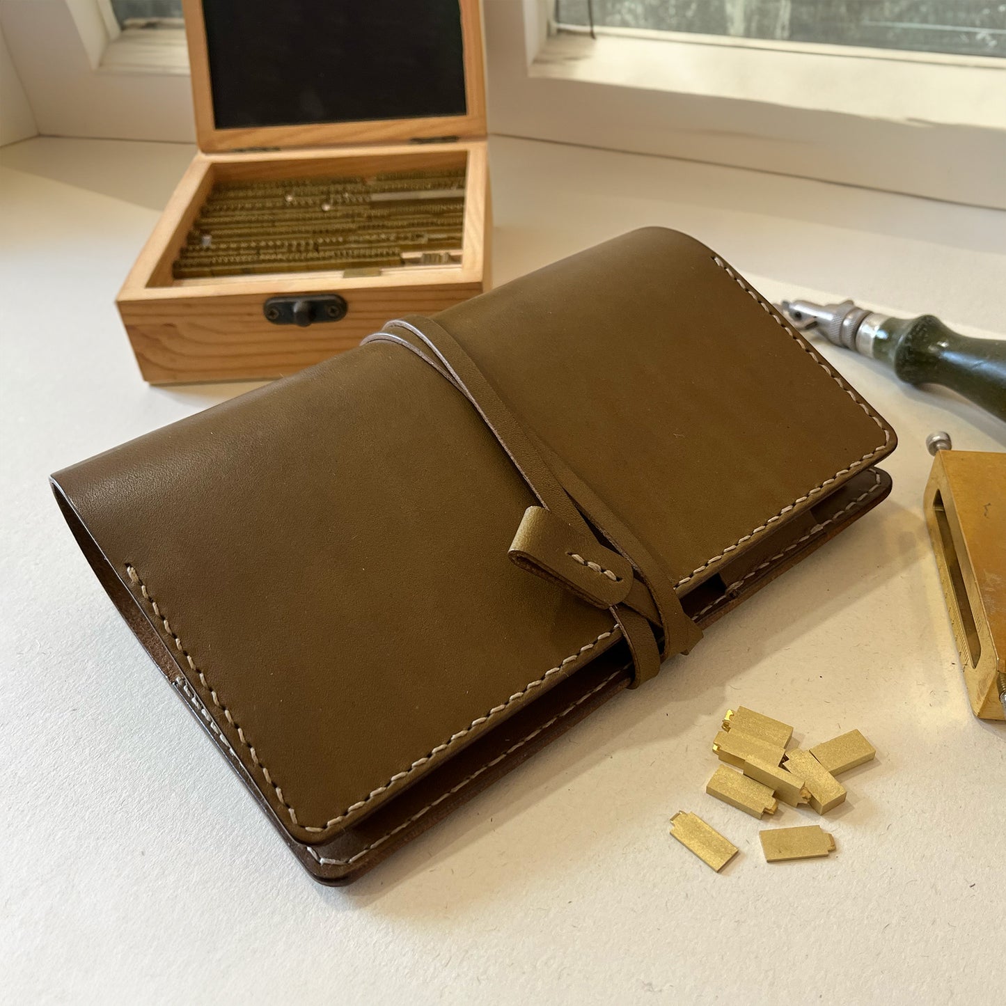 艾曼紐 A6 皮革六孔活頁筆記本封套 橄欖油綠/灰陶色