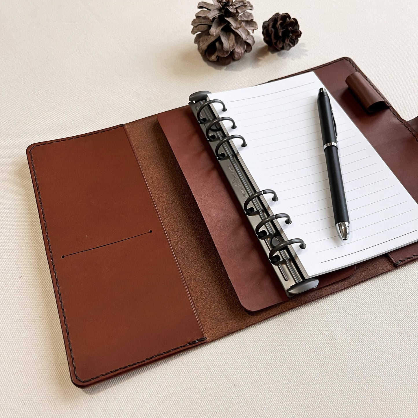 Accademia A6 皮革六孔活頁筆記本封套 秋栗色