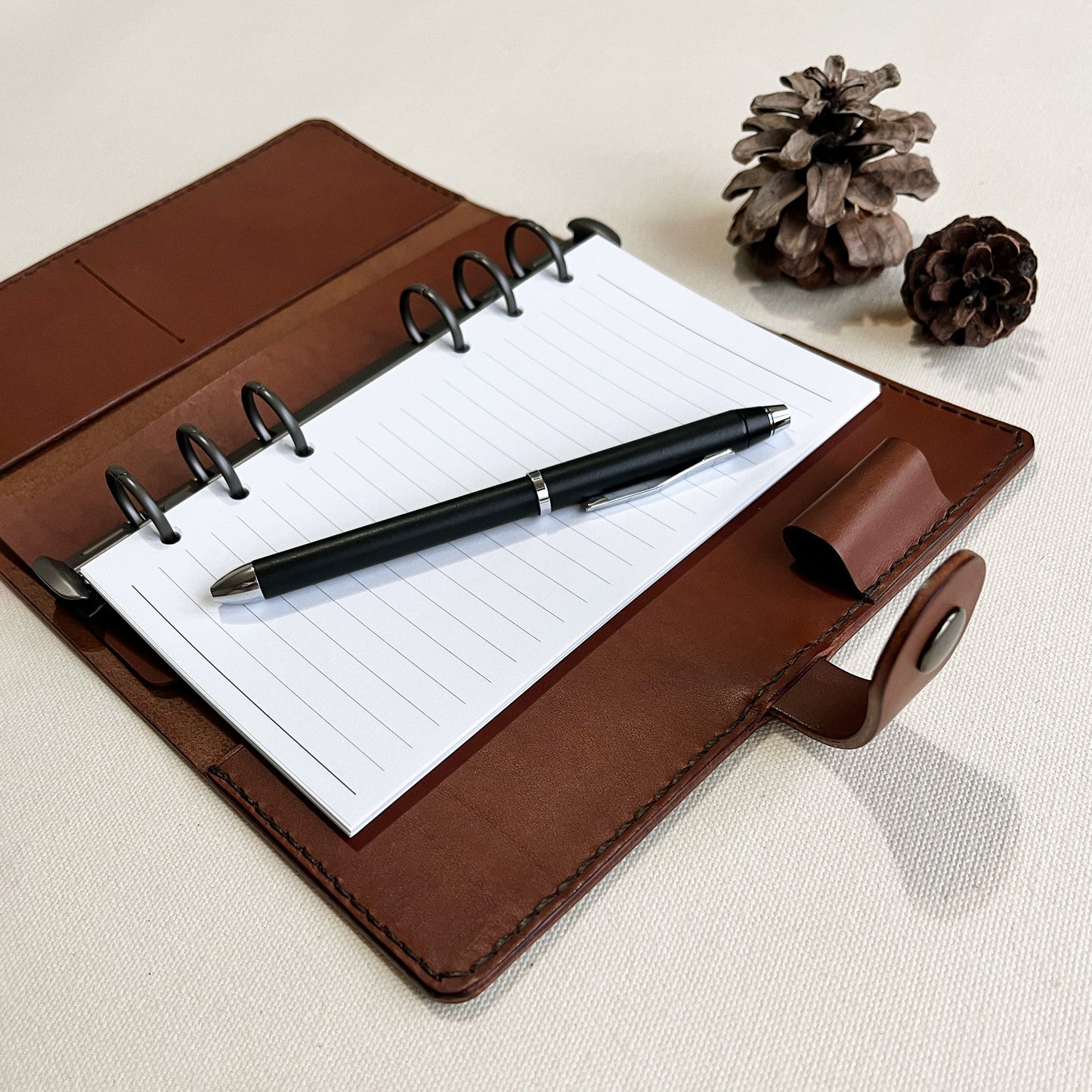 Accademia A6 皮革六孔活頁筆記本封套 秋栗色