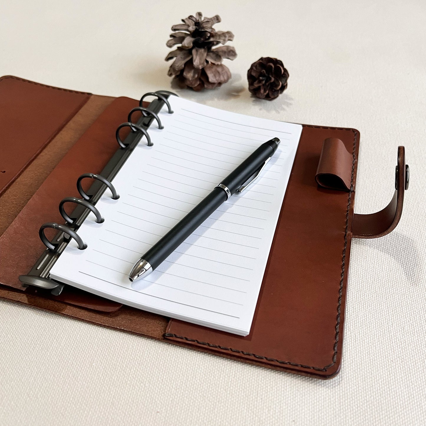 Accademia A6 皮革六孔活頁筆記本封套 秋栗色