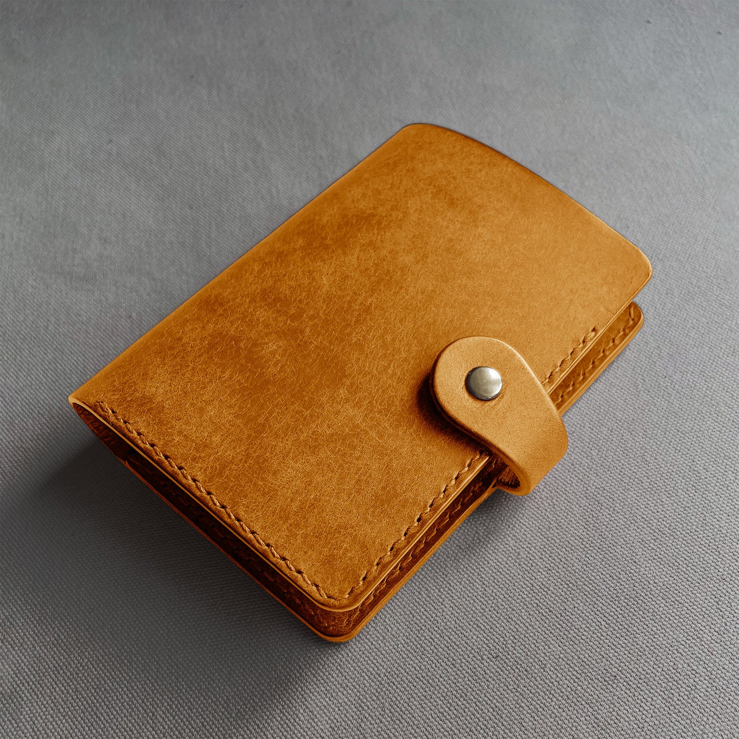 Accademia 皮革護照夾  古典紅絲絨