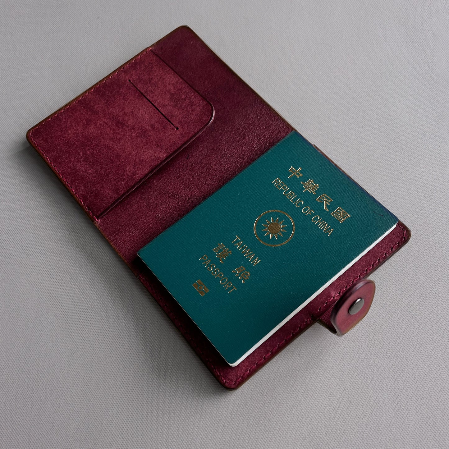 Accademia 皮革護照夾  古典紅絲絨