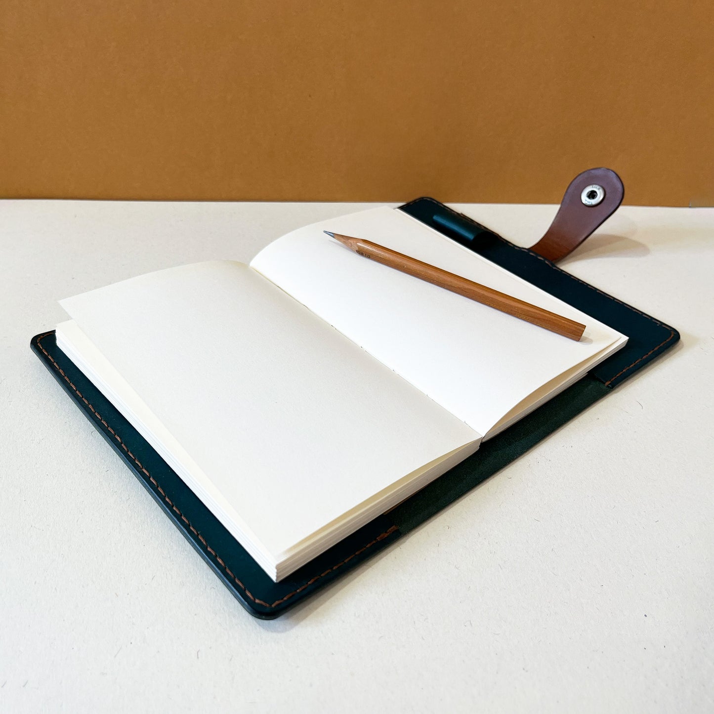 Accademia A6 皮革筆記本封套 森青色