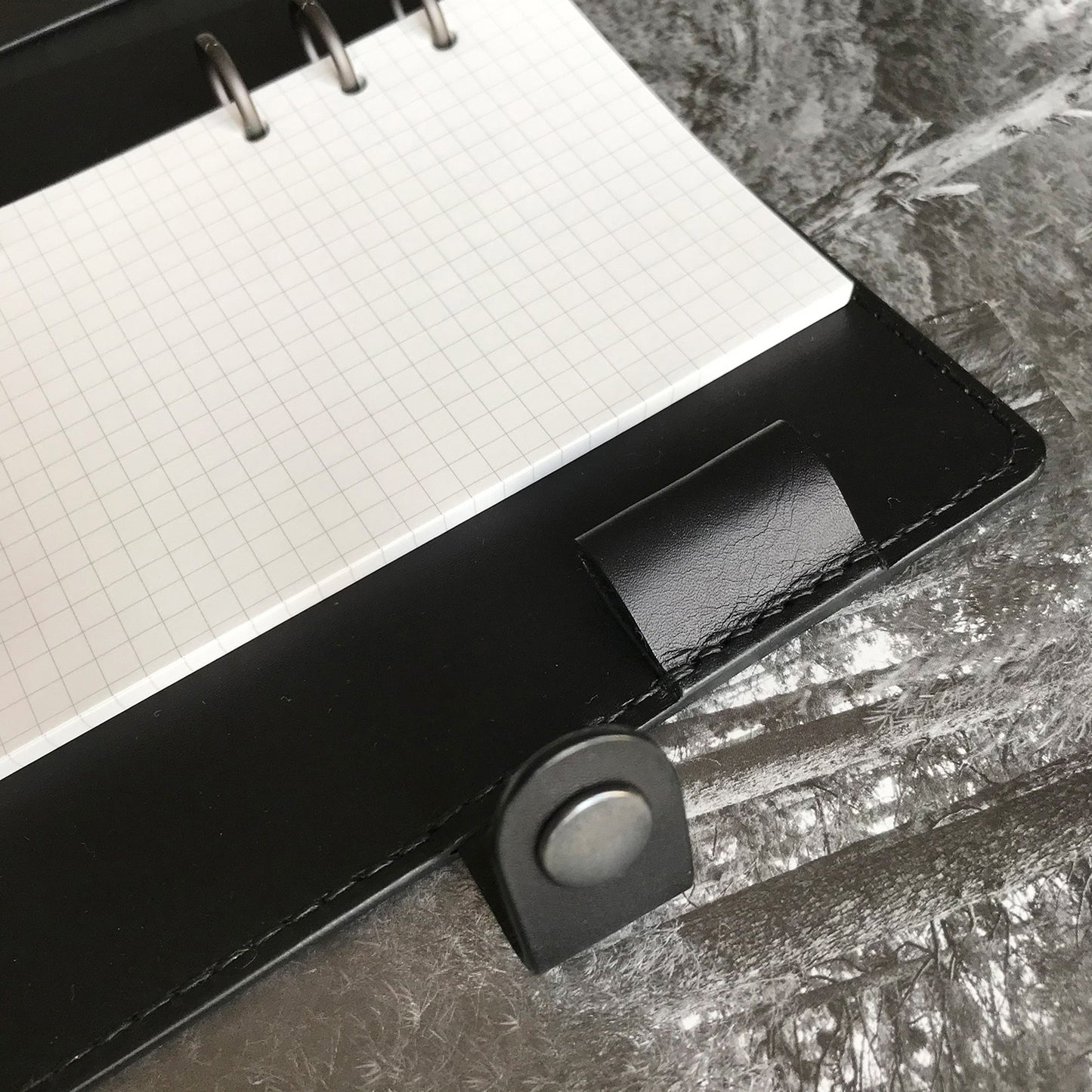 Bambini A6 皮革六孔活頁筆記本封套 石墨黑