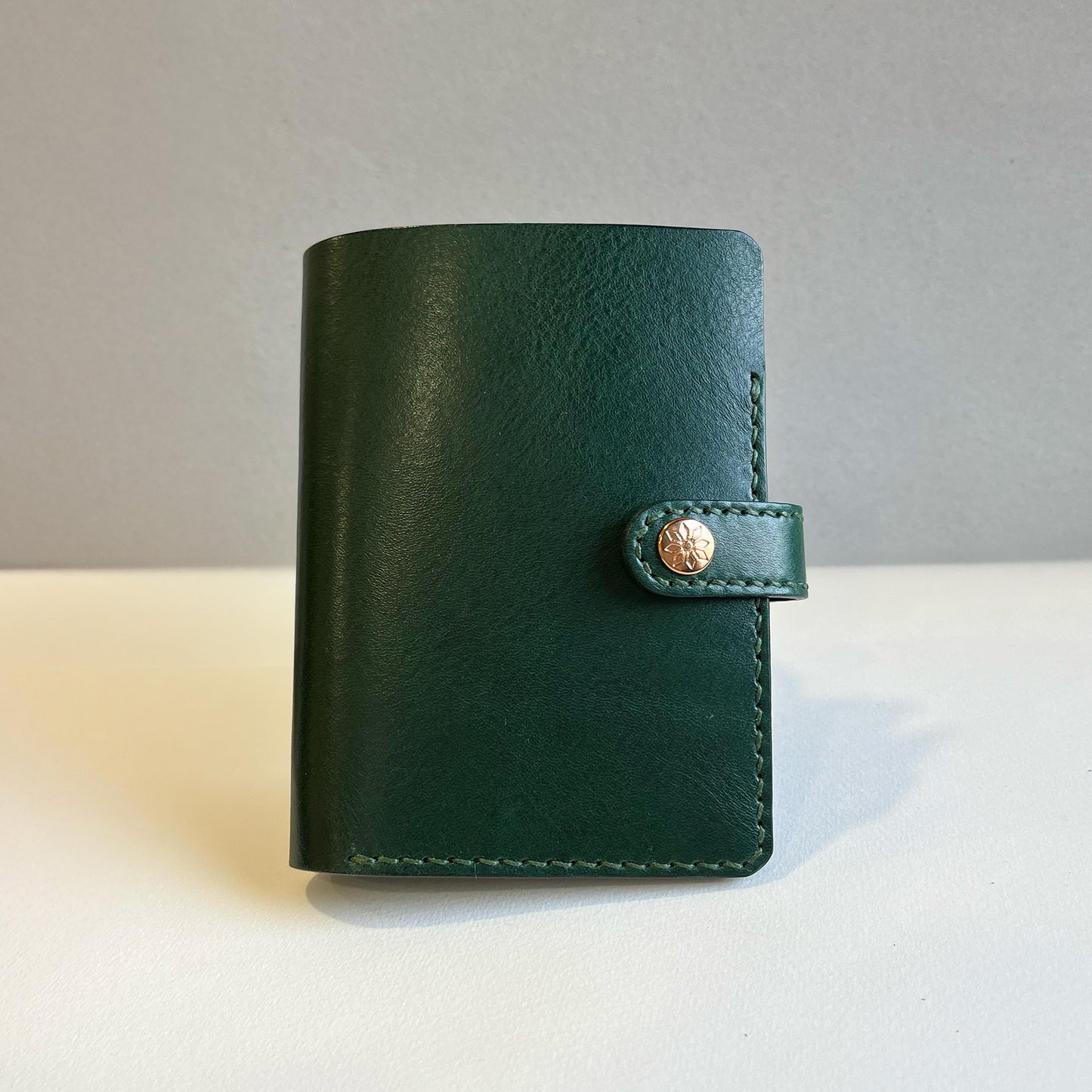 Florian 皮革護照夾 綠洲