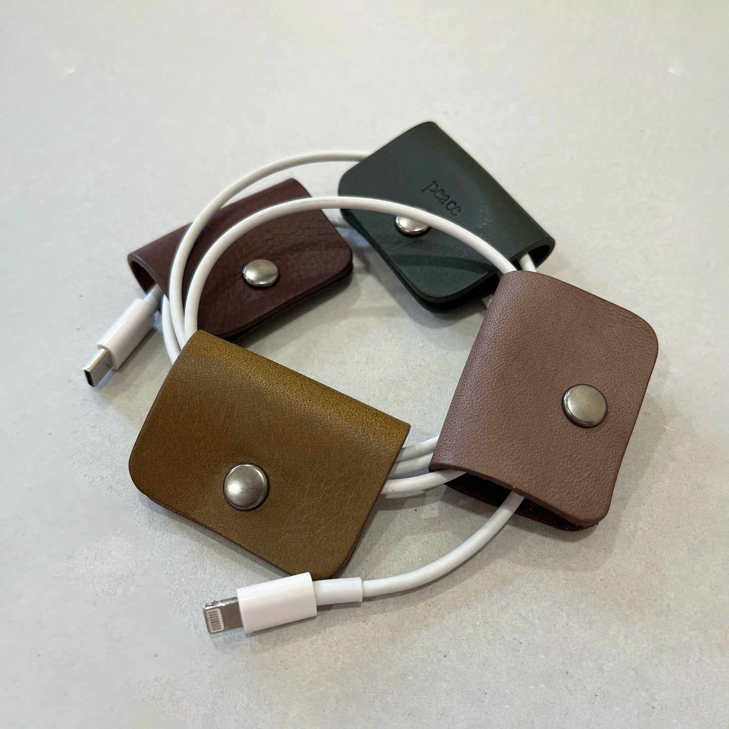 Reader 皮革集線器  Art 系列 /電線收納/植鞣革