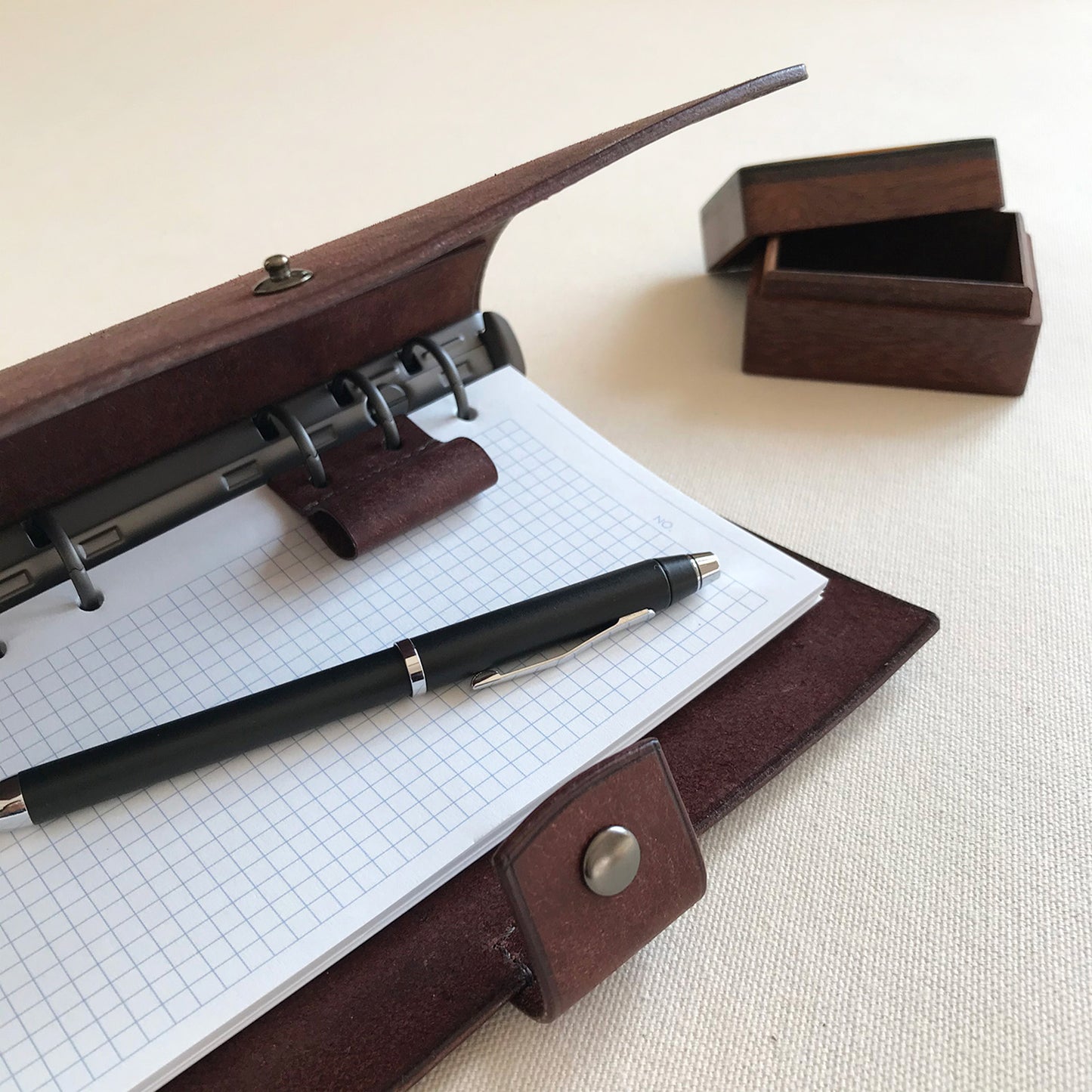 Uffizi A6 皮革六孔活頁筆記本封套 天使可麗露/雅典學院棕