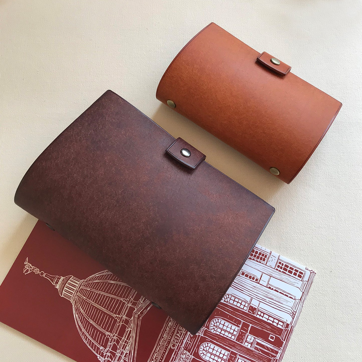 Uffizi A6 皮革六孔活頁筆記本封套 天使可麗露/雅典學院棕
